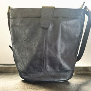 Piel&Arte  Navy Leather Bucket Shoulder Bag